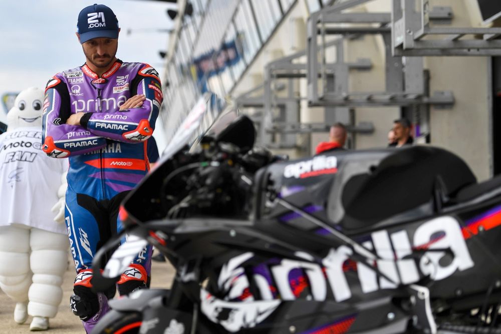 Jack Miller mira las motos de la competencia