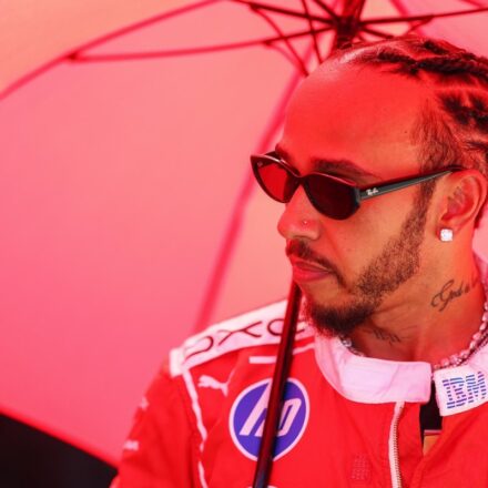 Hamilton explique la blessure au cou qui a affecté sa saison 2025