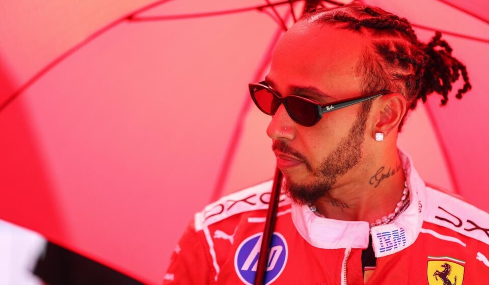 Hamilton explique la blessure au cou qui a affecté sa saison 2025