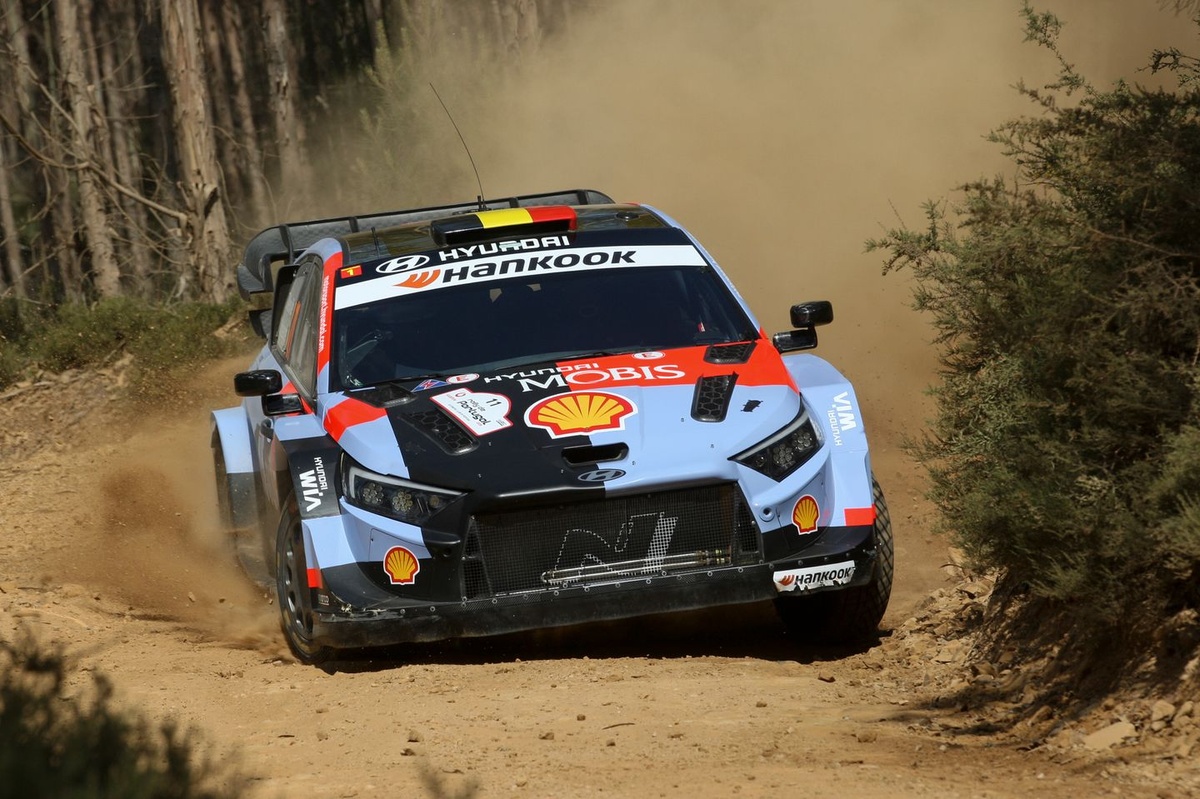 Neuville profite d'une crevaison de Fourmaux au Rallye de l'Acropole