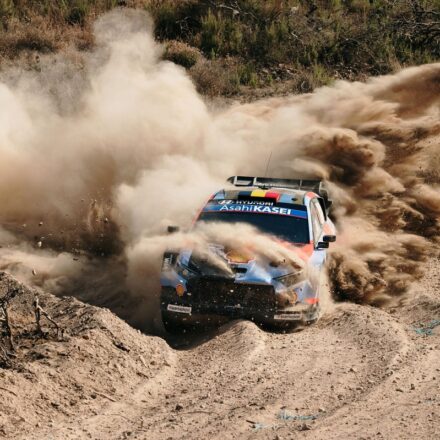 Neuville garde la tête du Rallye de l'Acropole, les pneus énervent