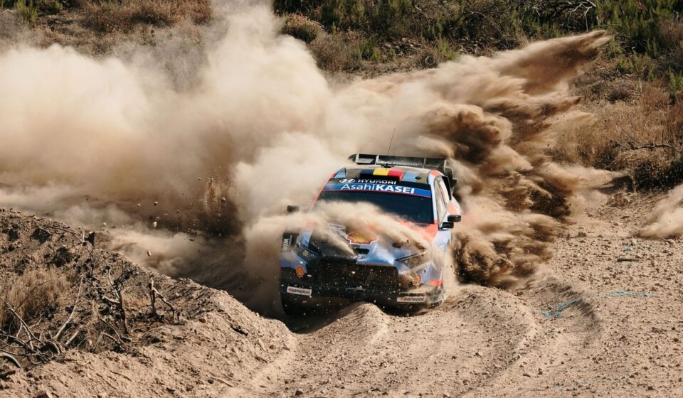 Neuville garde la tête du Rallye de l'Acropole, les pneus énervent