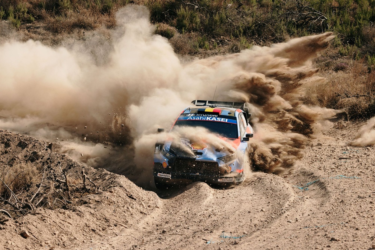 Neuville garde la tête du Rallye de l'Acropole, les pneus énervent