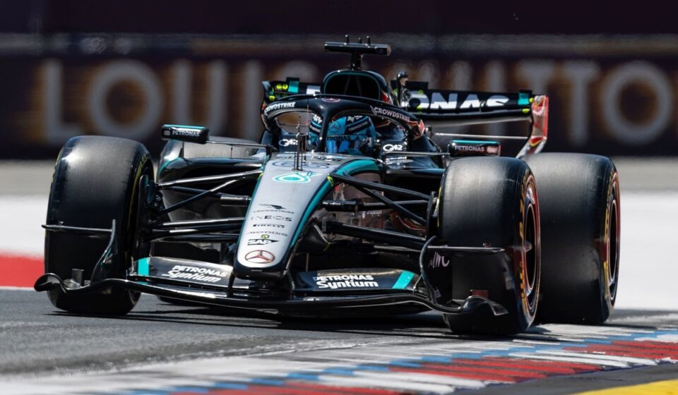 Russell surgit devant Antonelli, Hamilton en embuscade