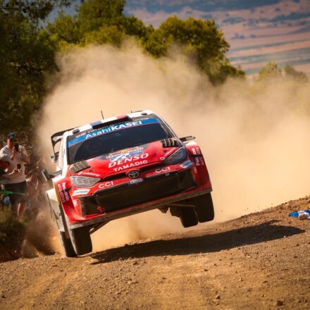 Ogier triomphe d'un Neuville pas béni des pneus au Rallye de l'Acropole