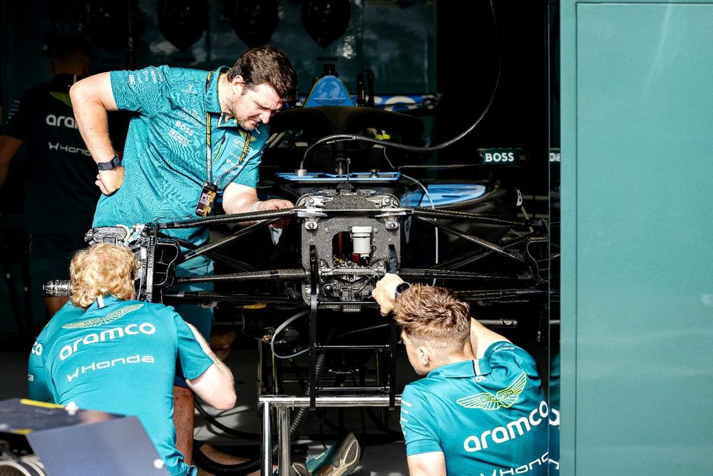 Mecánicos trabajando en el coche de Fernando Alonso en Mónaco