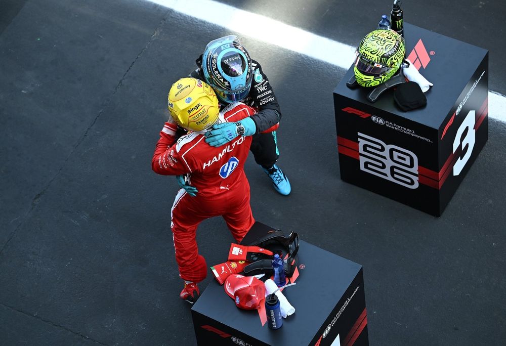 George Russell felicita a Lewis Hamilton después del GP de Barcelona.