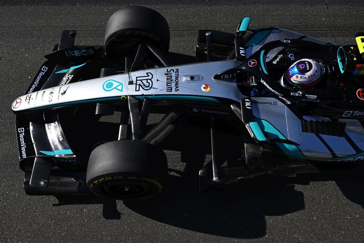 George Russell y Kimi Antonelli en el coche de Mercedes
