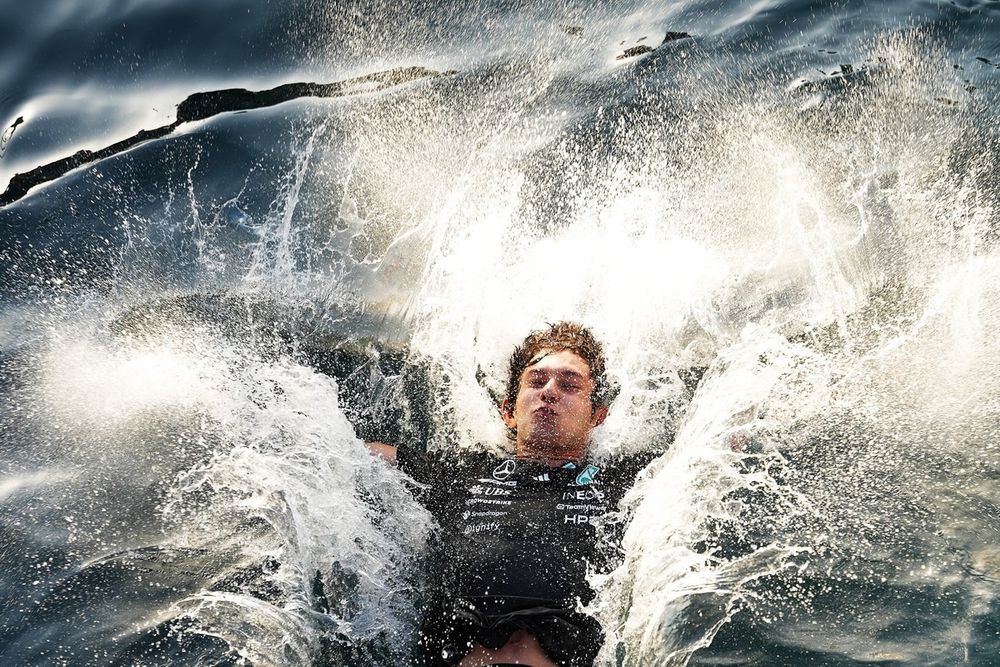 Comme le veut la tradition, Kimi Antonelli a fêté sa victoire en plongeant dans le port de Monaco !