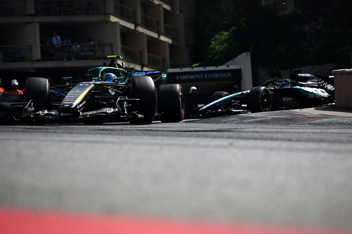 Fernando Alonso frente a Mercedes en Monaco