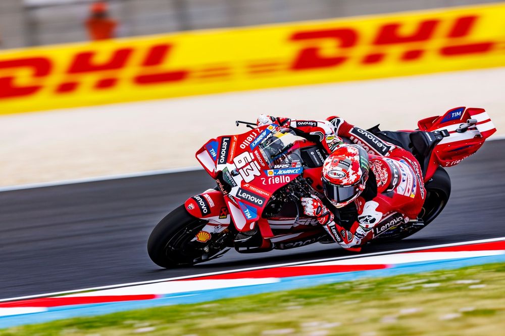 Pecco Bagnaia tiene dificultades en las curvas a la izquierda