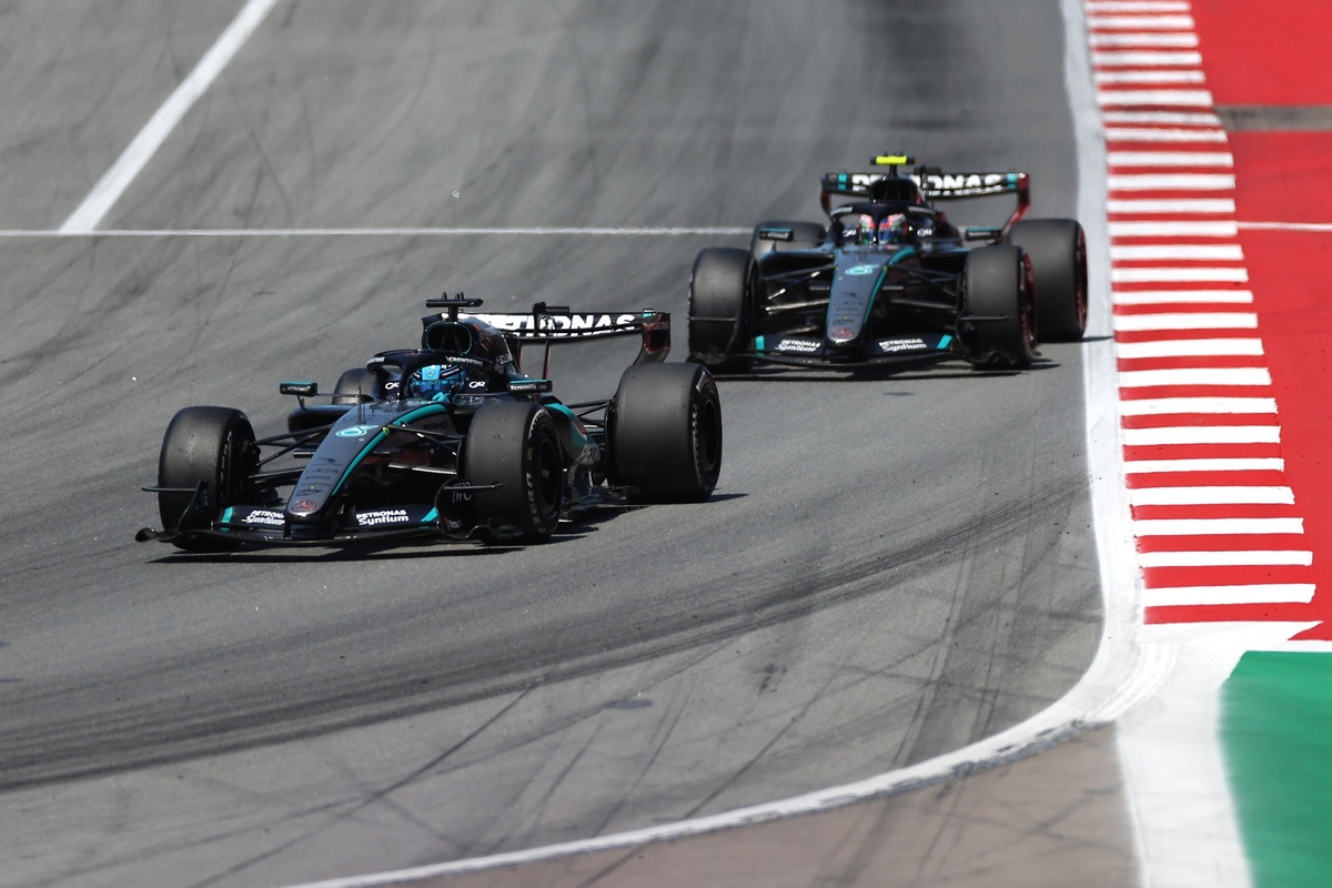George Russell frente a Kimi Antonelli en el GP de Barcelona