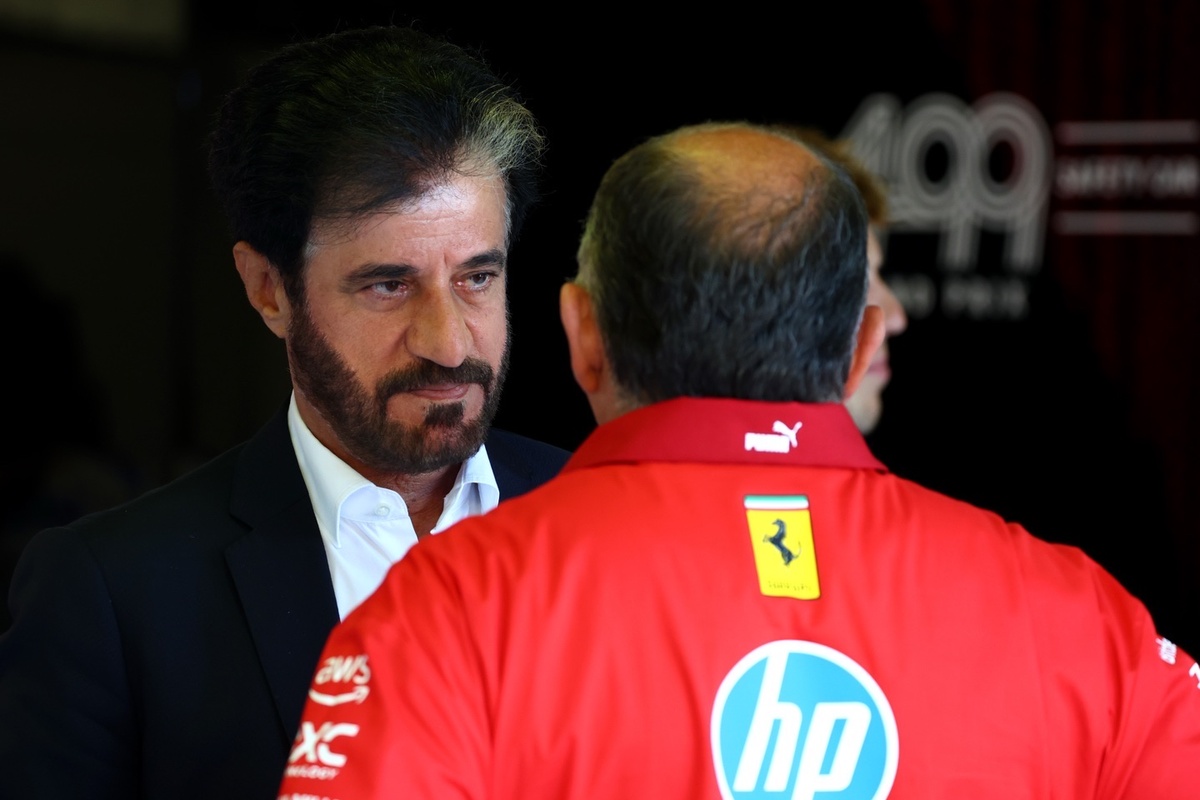 Imagen de Mohammed Ben Sulayem discutiendo con el director de Ferrari, Frédéric Vasseur