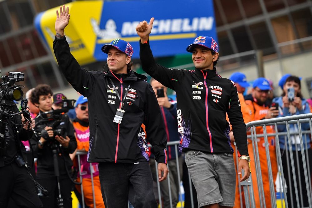 Marco Beerzzecchi y Jorge Martín con los equipos de Aprilia
