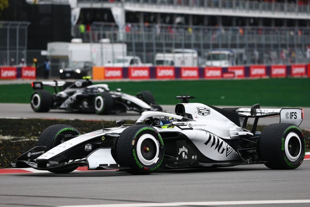Sergio Pérez delante de Valtteri Bottas en el GP de Canadá