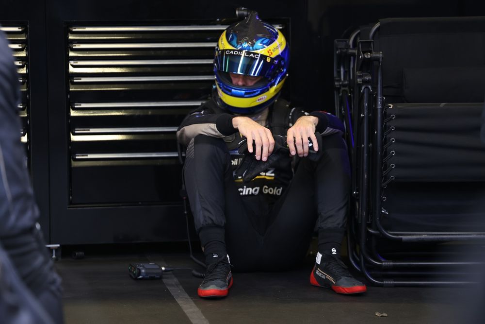 La Cadillac V-Series.R n°38 de Sébastien Bourdais y su equipo