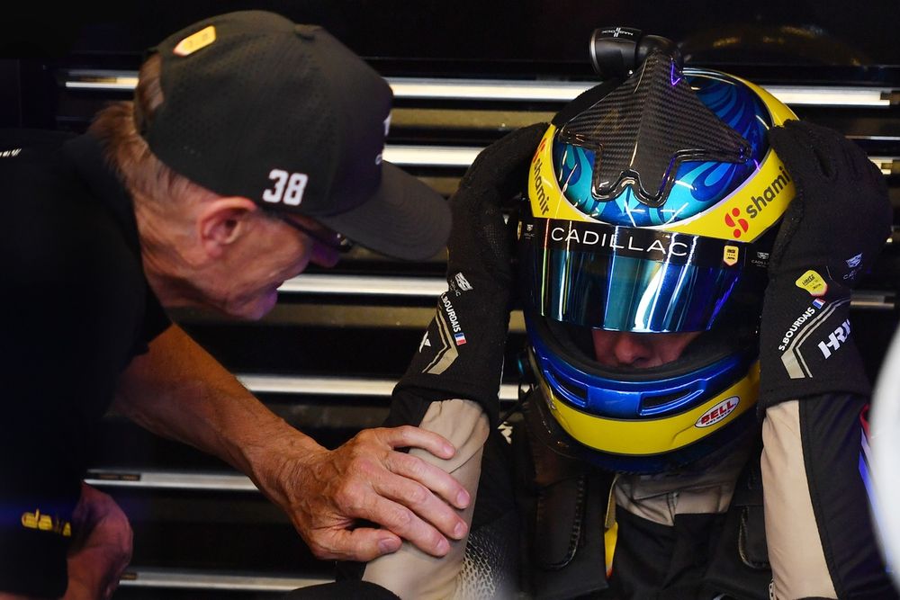 Sebastien Bourdais réconforté por son père, Patrick.