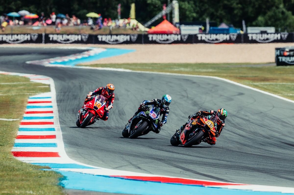 Brad Binder en su moto en pista de Assen