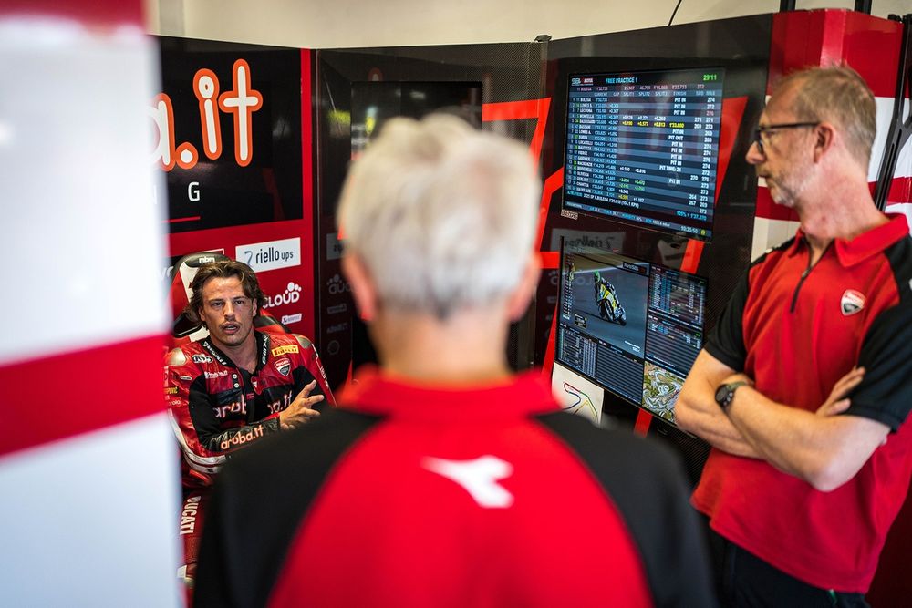 Nicolo Bulega, Aruba.it Ducati, con Gigi Dall'Igna, directeur général Ducati Corse, et Davide Barana, directeur technique Ducati Corse