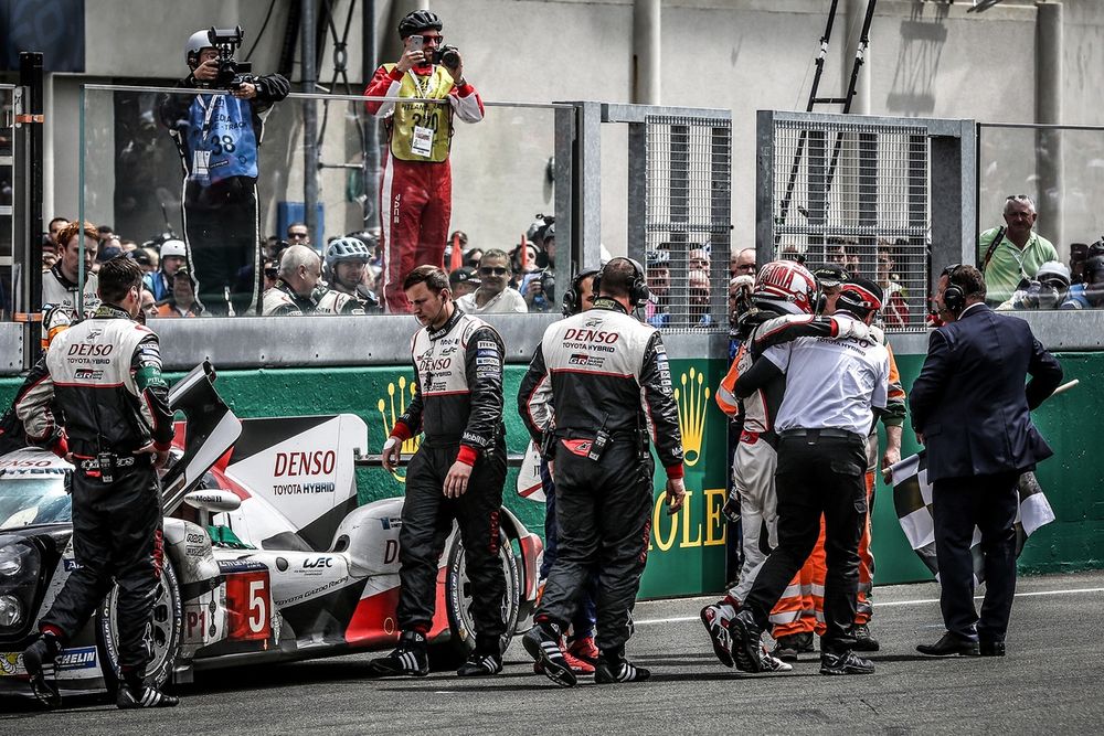 Kazuki Nakajima inconsolable tras el abandono de la Toyota en 2016