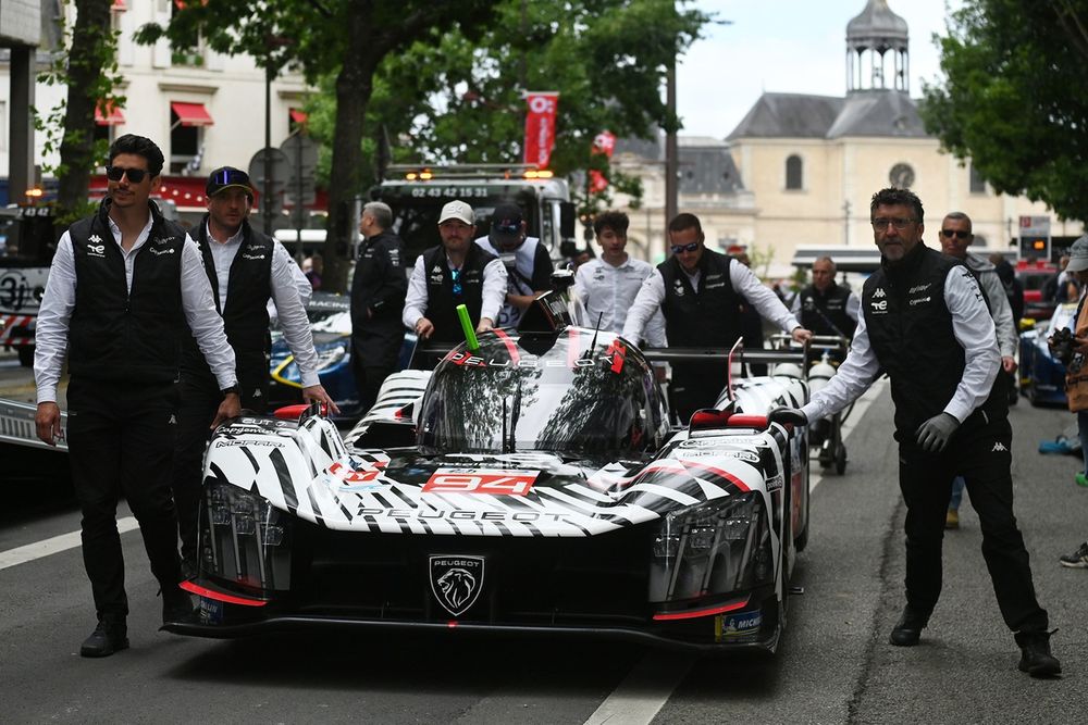 Les Peugeot 9X8 au Pesage, vendredi au Mans.