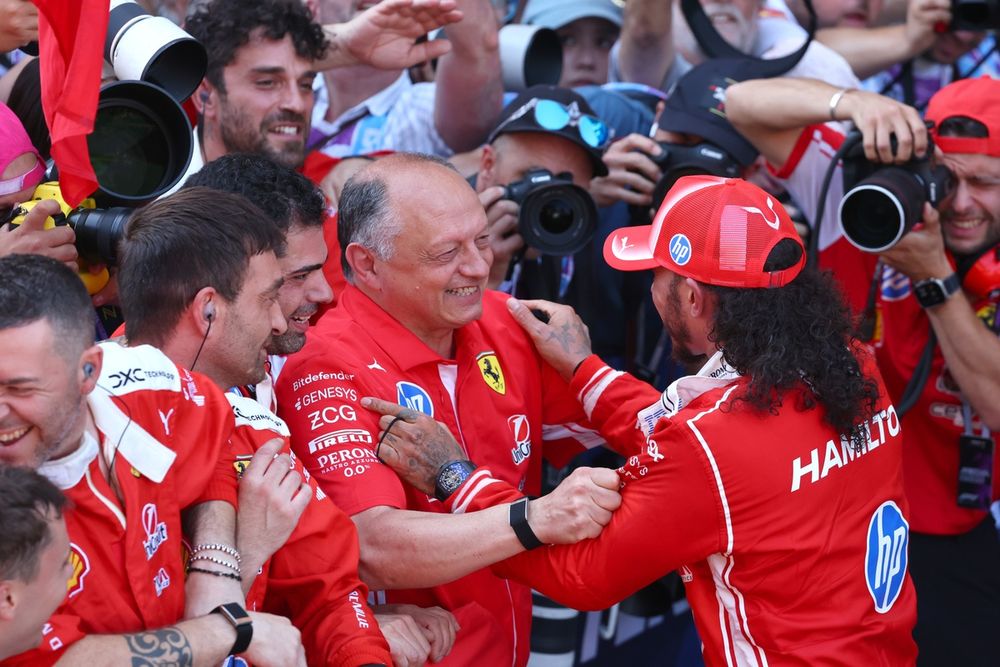 Lewis Hamilton celebra su victoria en Barcelona con los miembros de Ferrari, incluido Frédéric Vasseur.