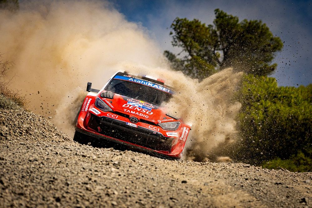Sébastien Ogier pidiendo un neumático especial para Rally de l'Acropole