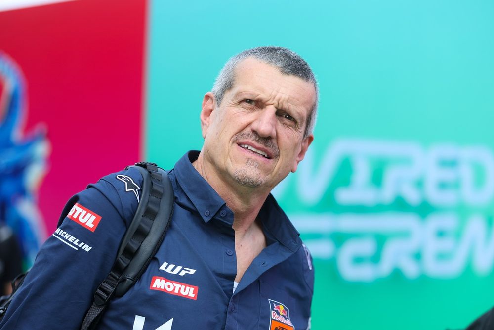 Günther Steiner controla la situación en Tech3.