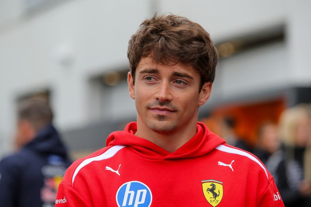 Charles Leclerc mantiene su fidelidad a Ferrari
