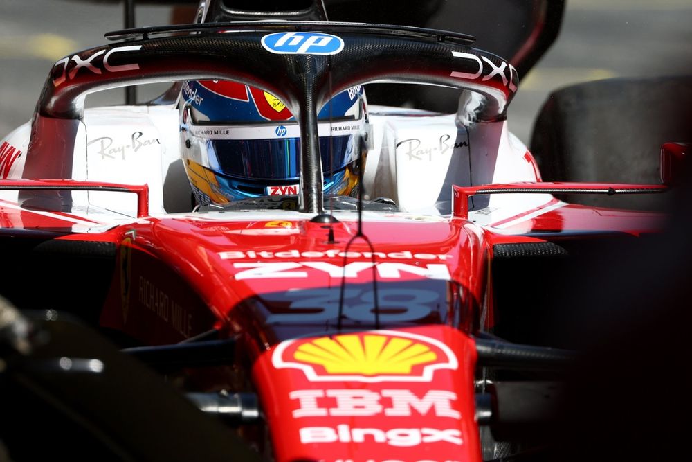 Dino Beganovic al volante de la Ferrari SF-26 de Lewis Hamilton en Barcelona