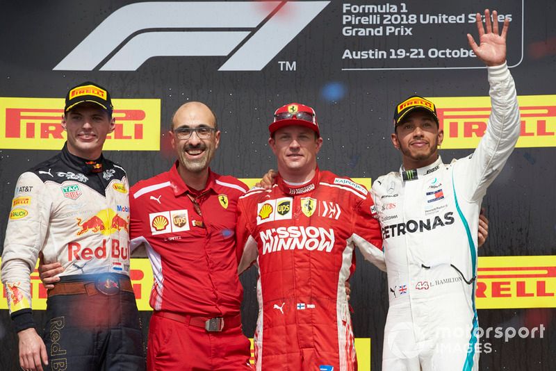 Max Verstappen, Carlo Santi, Kimi Räikkönen y Lewis Hamilton en el podio del GP de EE. UU. 2018