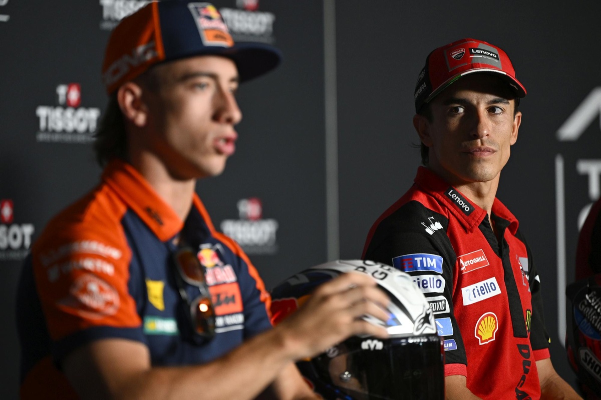 Marc Márquez observando a Acosta