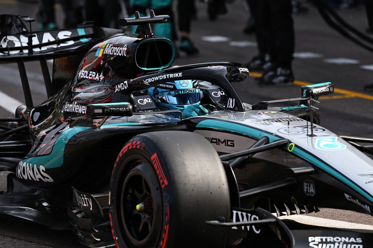 George Russell en el pit lane de Mercedes
