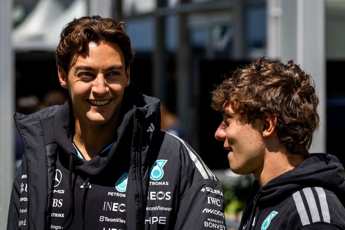 George Russell en el paddock de Mercedes