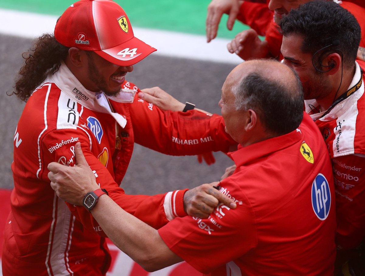 Lewis Hamilton y Frédéric Vasseur después de la victoria en el GP de Barcelona.