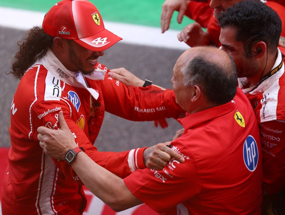 Lewis Hamilton y Frédéric Vasseur celebran la victoria en Barcelona.