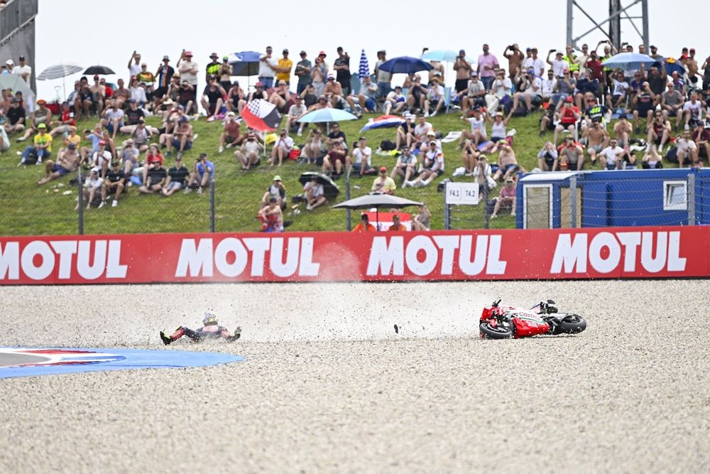 Joan Mir cae durante el sprint del GP de los Países Bajos