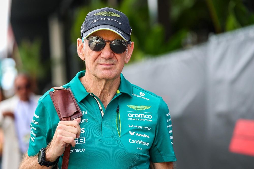 Adrian New E no gestionan la dirección diaria de Aston Martin en el paddock