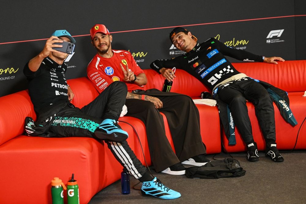 George Russell, Lewis Hamilton y Lando Norris en conferencia de prensa después del GP de Barcelona.