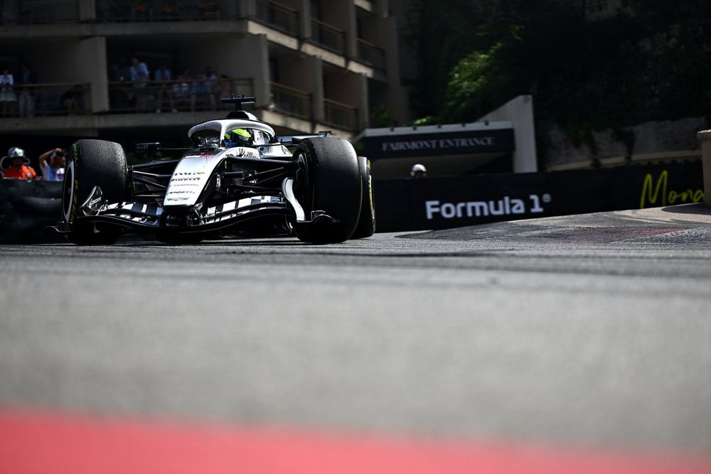 Sergio Pérez acercándose a la línea en el GP de Monaco.