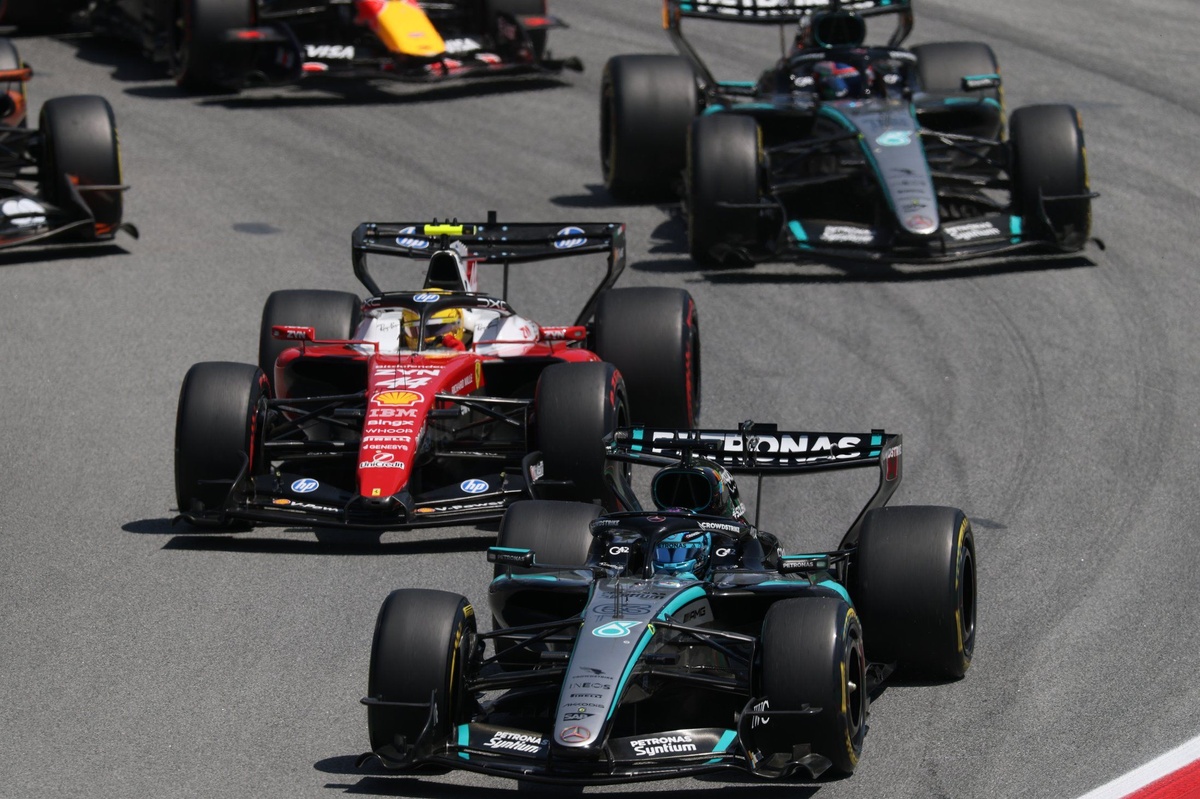 Andrea Kimi Antonelli con logo Mercedes