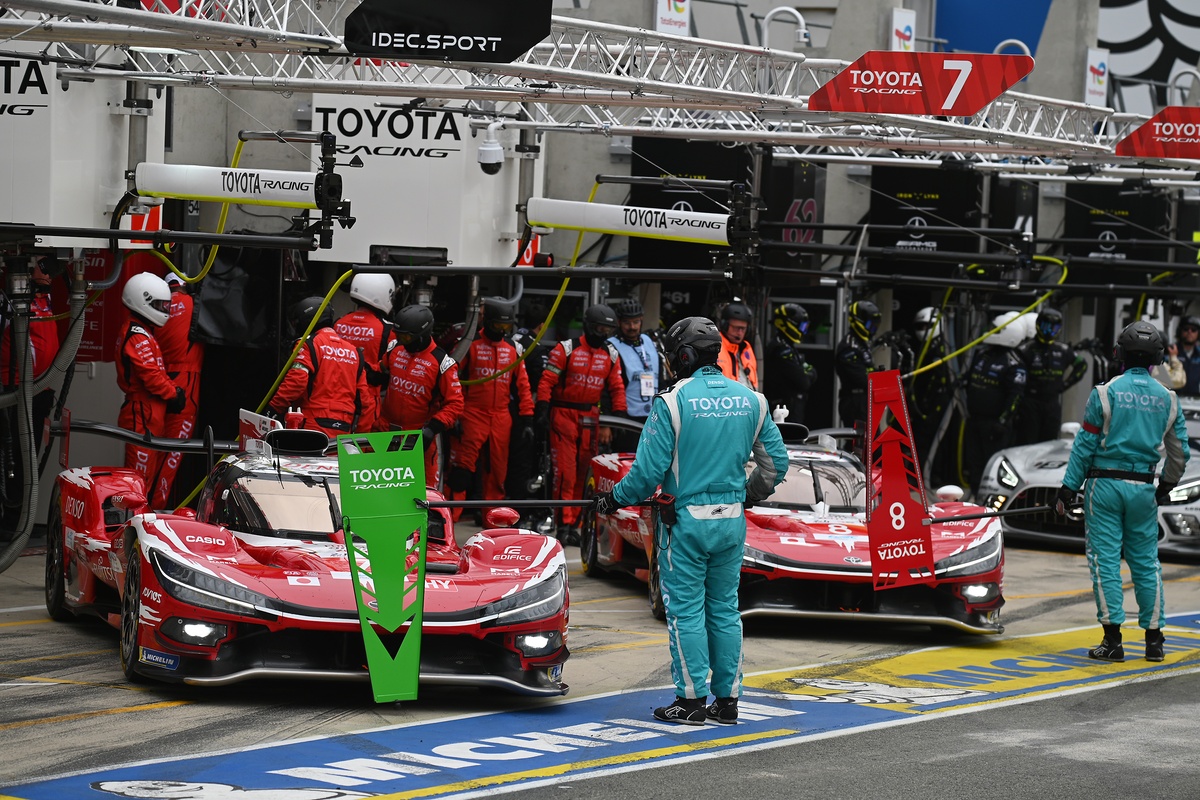 Una Toyota ha pasado más tiempo que la otra en los pits.