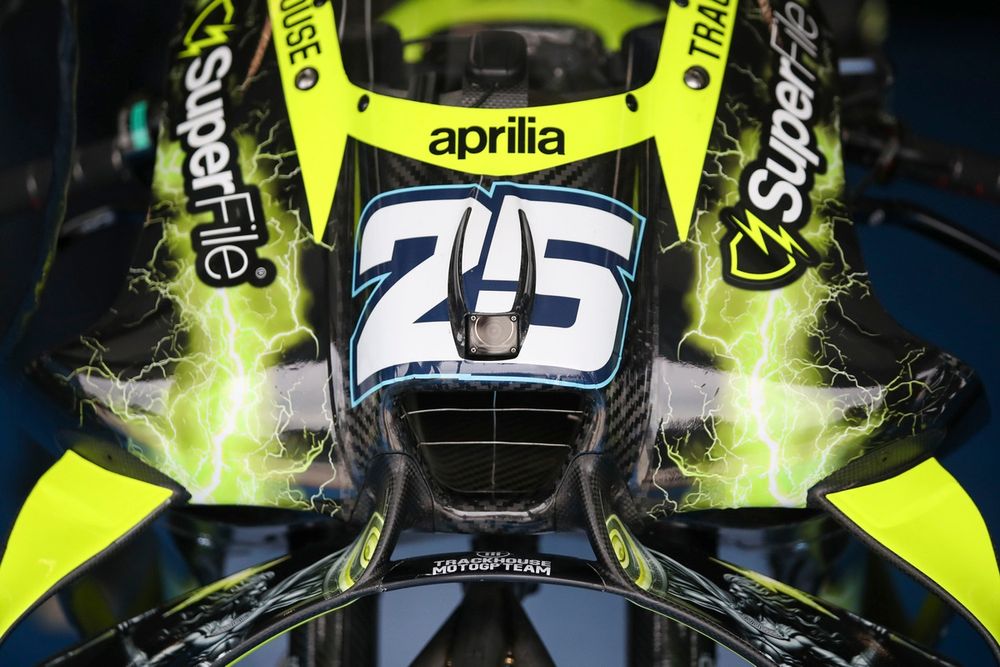 Aprilia de Trackhouse con la nueva livrea negro‑amarilla en MotoGP