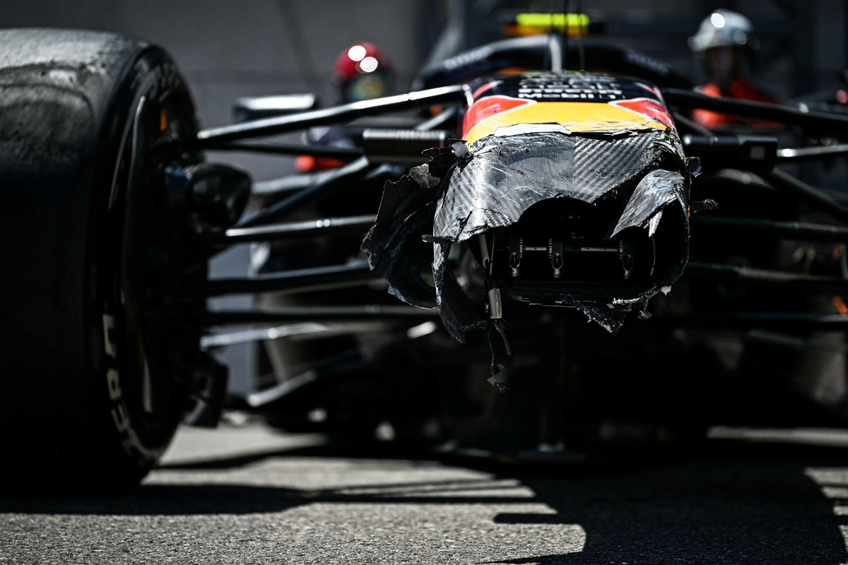 Isack Hadjar en un accidente con la Red Bull durante los ensayos libres.