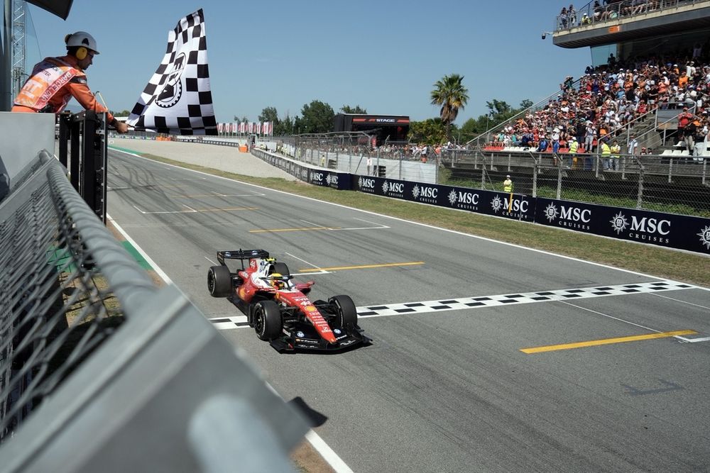 Lewis Hamilton celebra su victoria con Ferrari en Barcelona