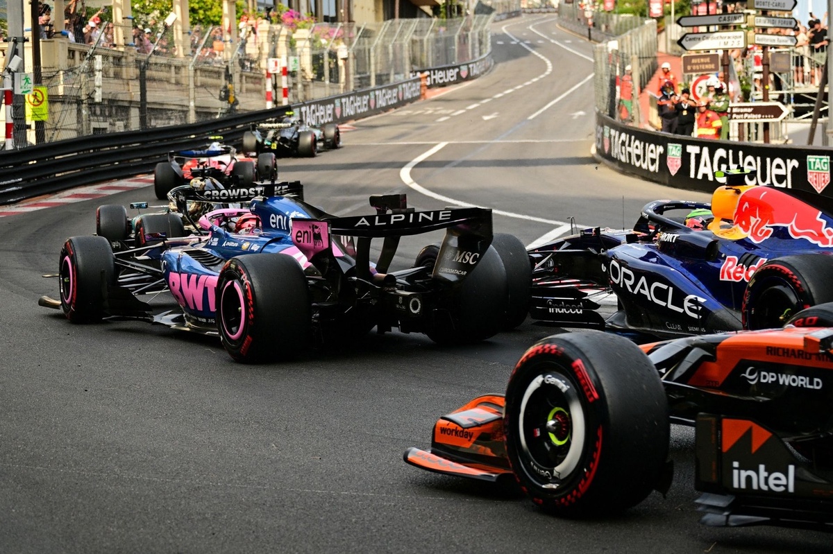 Imagen de Kimi Antonelli accionando motor en la pista