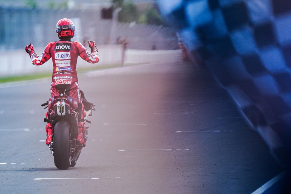 Marc Márquez con su trofeo tras vencer en Hungría