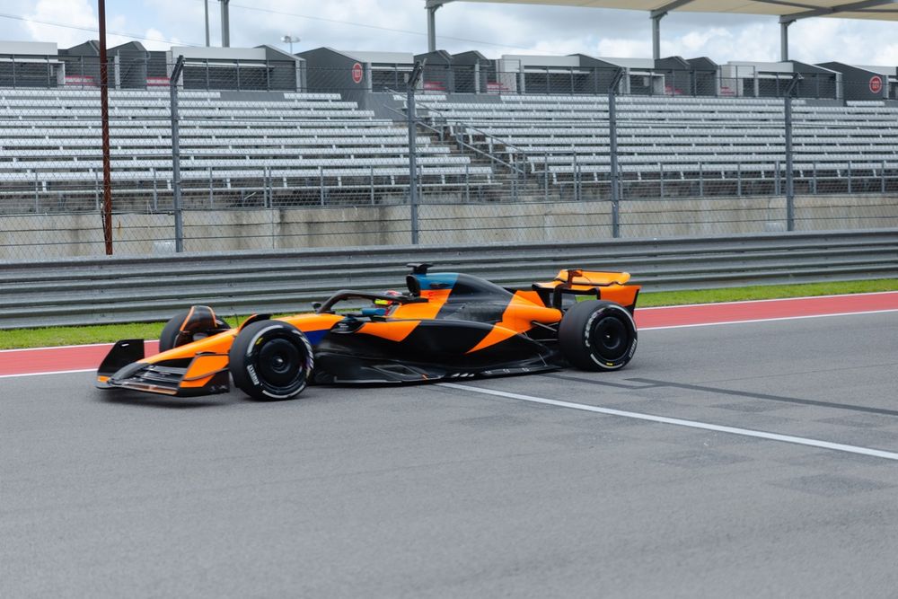 Leonardo Fornaroli conduciendo una McLaren a Austin