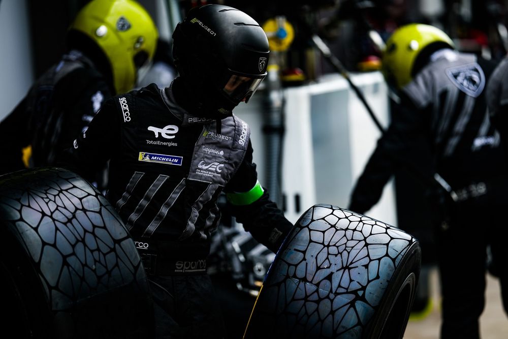 Mecánicos de Peugeot en la pit