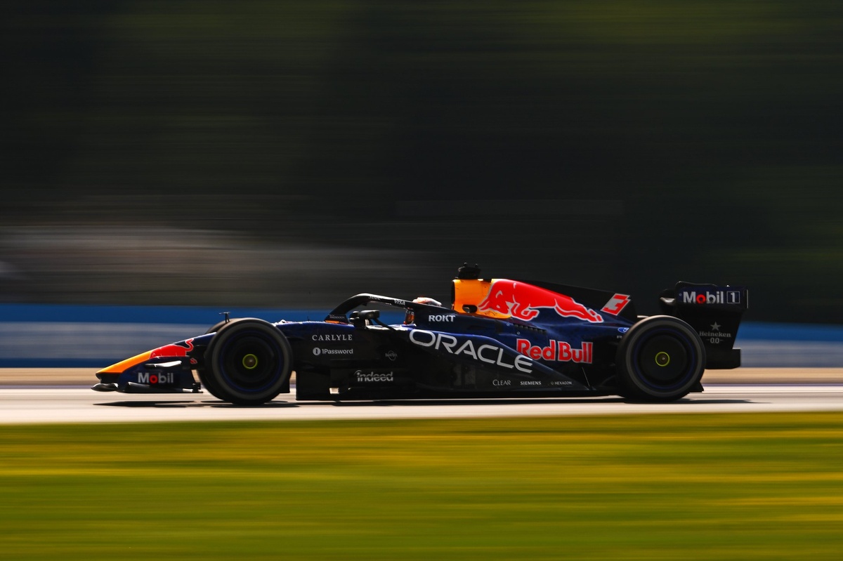 Verstappen entre la línea de salida